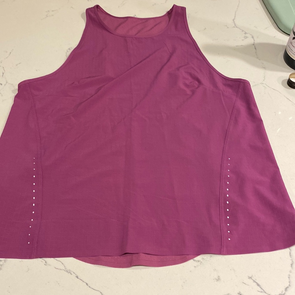 Lululemon women’s running tank with reflectors